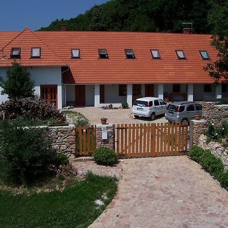 Bakonyi Apartmanház Eplény Esterno foto