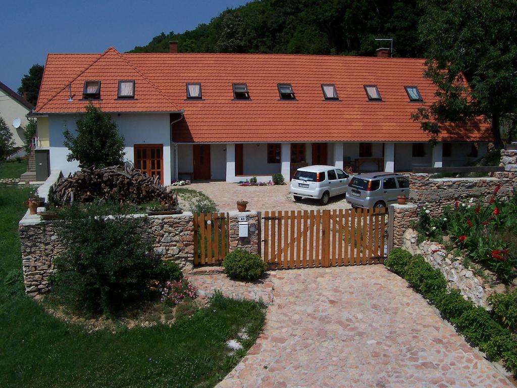 Bakonyi Apartmanház Eplény Esterno foto