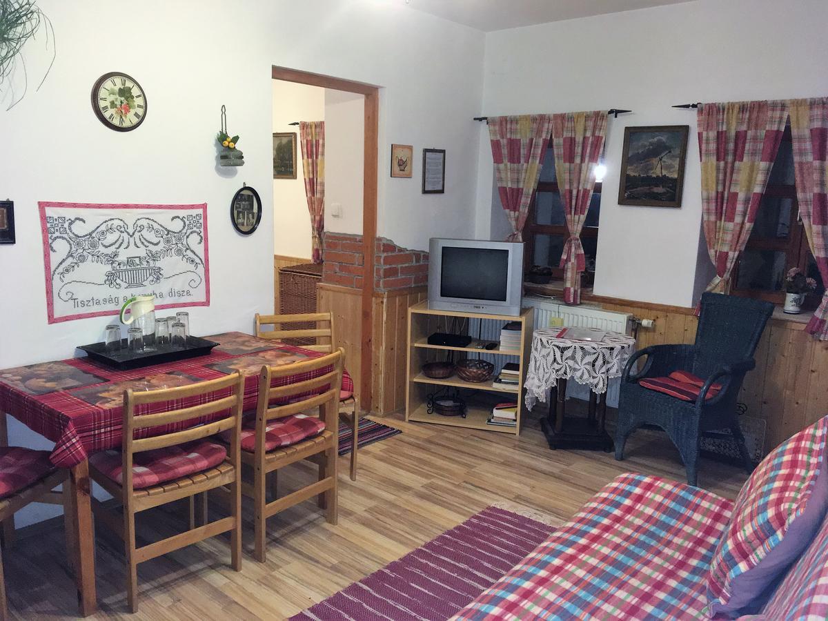 Bakonyi Apartmanház Eplény Esterno foto