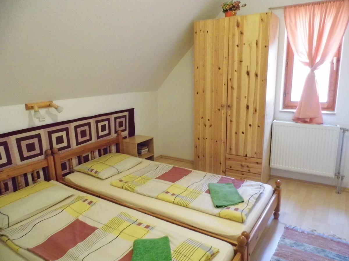 Bakonyi Apartmanház Eplény Esterno foto